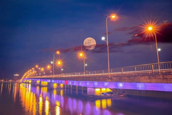 Cầu Nhật Lệ 2 về đêm cùng ánh trăng tròn mang vẻ đẹp lung linh huyền ảo